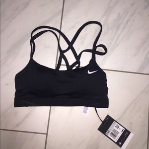 NEW Women’s NIKE Black spirts bra